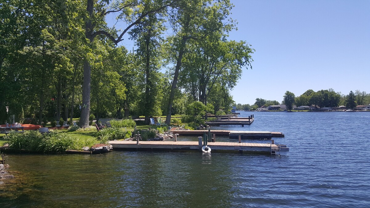Waterfront cottage, two docks, great fishing, open to Oneida Lake, large yard
