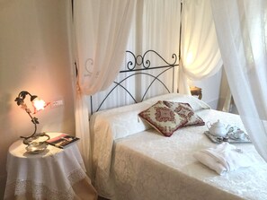 4 Luxury bedrooms with en-suite bathrooms in marble
