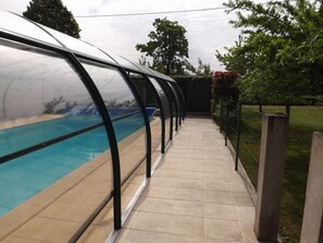 Retractable sides on the swimming pool