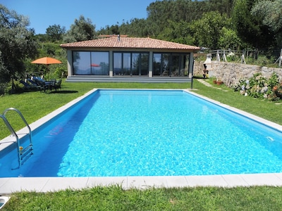 Atemberaubende Aussicht auf Pool, Berge und Weinberge. 10 Minuten von Braga entfernt. 