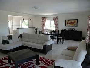 Lounge/Dining room