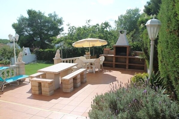 Terraza, barbacoa y jardín