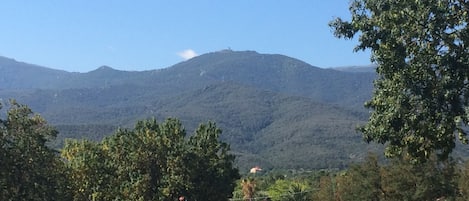 La jolie vue sur les corbières et le mont de la massane à partir du balcon