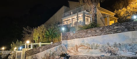 L’appartement se situe à l’étage de la villa. L’espace piscine à quelques pas.