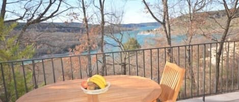 La terrasse du Gîte T3 « Lavandin » et sa vue...