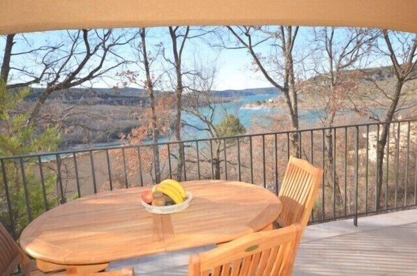 La terrasse du Gîte T3 « Lavandin » et sa vue...