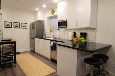 Kitsilano Oasis: Quiet and Spotlessly Clean Garden Suite with King Bed ★ ★ ★ ★ ★