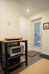 Kitsilano Oasis: Quiet and Spotlessly Clean Garden Suite with King Bed ★ ★ ★ ★ ★