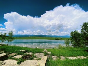 The reservoir, a short walk from the cabin. Great for kayaking/paddle boarding 
