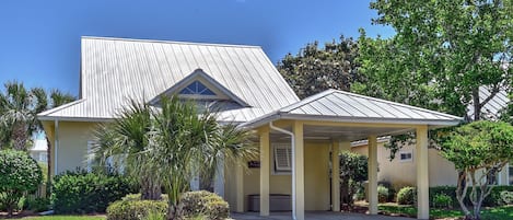 Front view of the Cozy Cottage.