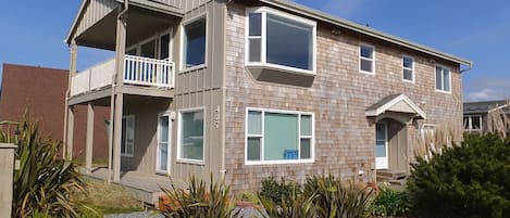 Comfy beach house with ocean views 
Cozy beach house with ocean views