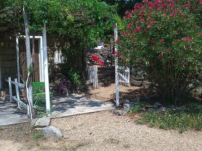 Casa de granito típico con gran jardín arbolado y sombra