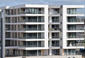 Blick auf das Apartment mit dem großzügigen Sonnenbalkon