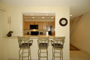 Main Level-Bar