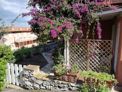 Apartamento con pequeño jardín en la isla de capo d'Arco Elba.