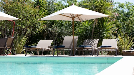terrasse, piscine, bains de soleil