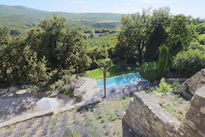 vue plongeante sur l'espace piscine, détente et boulodrome