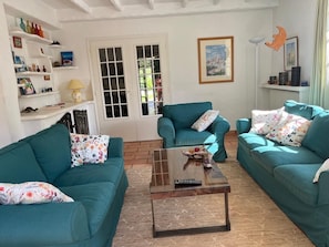 Salon lumineux ouvert sur la piscine et le jardin