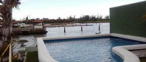 Vista do Canal da Marina com piscina de borda infinita