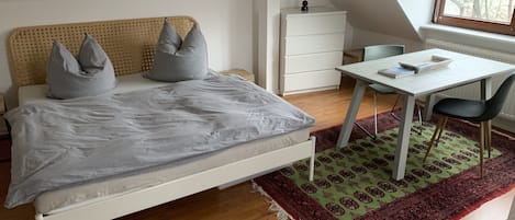 Wohn/Schlafbereich mit grossem Doppelbett (180x200cm)