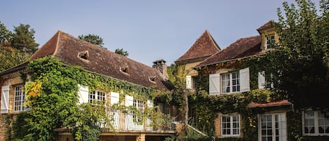 Eine große Terrasse, ein weitläufiger Garten direkt nach Süden -  ...