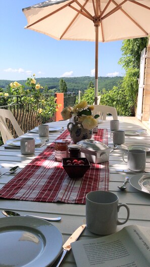 ... immer mit dem Blick auf das phantastische Dordogne-Tal. 