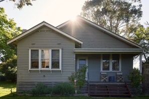 Front of the cottage in the morning sun. 