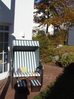 zur Wohnung gehörender Strandkorb mit Blick in die Parkanlage