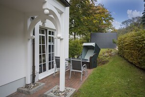 sichtgeschützte Terrasse (18 qm2) mit Gartenmöbel und eigenem Strandkorb