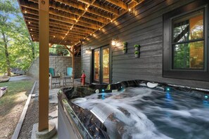 5-person tub with 2 loungers to complete your luxury experience! Unwind in the Mountains 🏔️
Soak your cares away in our brand-new Caldera hot tub! Perfect for up to 5 guests, with 2 luxurious loungers and stunning mountain views. Whether you’re sipping morning coffee or stargazing at night, it’s the ultimate cabin retreat upgrade. ✨