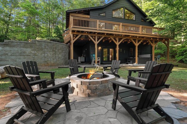Enjoy stunning sunsets by the outdoor fire, perfect for cozy evenings with loved ones.
