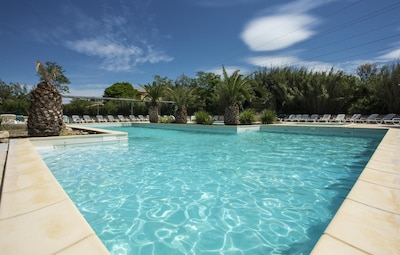 Acogedora casa de vacaciones 7p en un parque de vacaciones con una gran piscina en Arles, wifi, aire acondicionado