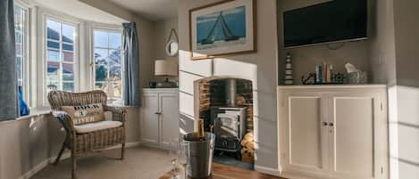 Charming cottage with light lounge, woodburner & sumptuous sofa to sink into