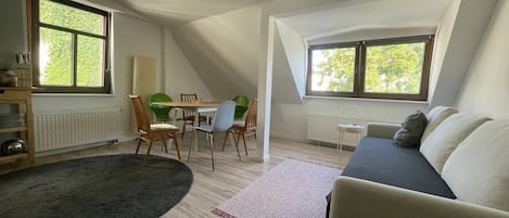 Blick ins Wohnzimmer 