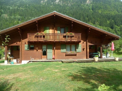 12 places - 6 chambres - 250m2 + 3.000m2 de jardin - 8 mn du ski - vue Montblanc