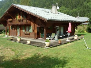 3.000 m2 de jardin, avec un jardin japonais et un ruisseau ...