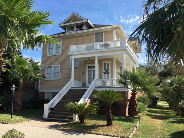 Welcome to 1914 !  Huge Historical home on Historic Broadway!  Palms everywhere!