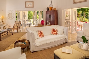 Large sitting room, open to the terrace.