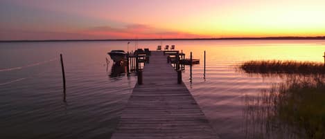  Year around exquisite sunsets in this 100' wide lake frontage