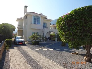 Front garden with plenty of car parking space