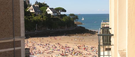 Vue du balcon, la plage de l'écluse.