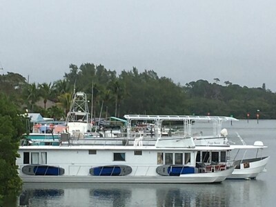 WATERFRONT CASEY KEY, SARASOTA COUNTY WITH ONSITE PADDLEBOARDS, KAYAKS,GOLF CART