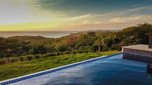 270 degree infinity pool views all the way to Popoyo.