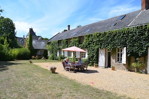 Terrasse avec entrée vers SAM n°1 et ancienne laiterie au bout (2e salon).