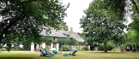 vue du jardin, avec portique pour enfants