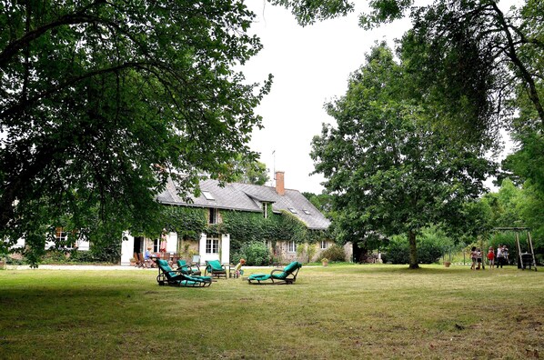 vue du jardin, avec portique pour enfants