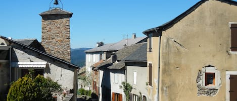 Vue du village depuis la terrasse .