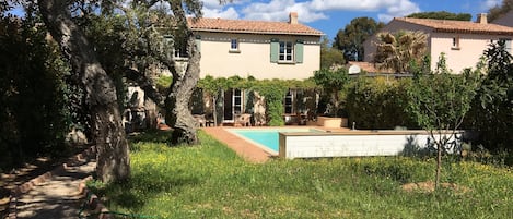 La maison vue de la cabane à bois