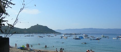 La Plage avec vue sur la tour Génoise