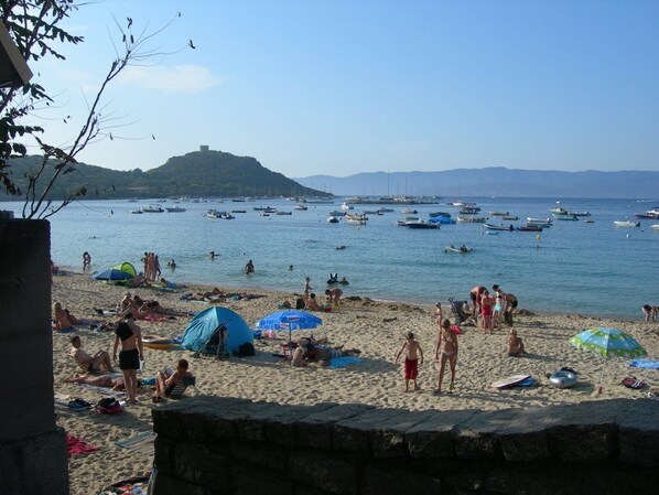 La Plage avec vue sur la tour Génoise